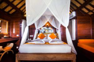 ein Schlafzimmer mit einem Himmelbett in der Unterkunft Dinatah Lembongan Villas in Nusa Lembongan + 37 Fotos