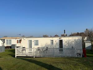 AnderbyにあるStarfish retreat Anderby creekの白いモバイルホーム