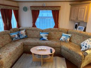 AnderbyにあるStarfish retreat Anderby creekのソファとテーブルのあるリビングルーム