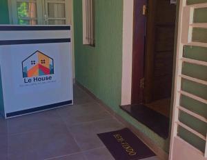 a hallway with a house sign next to a door at Le house hostel in São Paulo