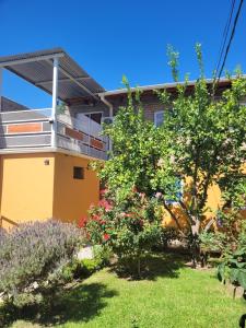 a garden in front of a house at El Pilo in Centenario