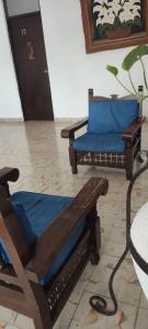 Uma área de estar em Hotel Coral