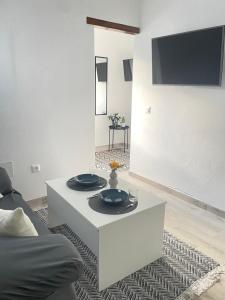 ein Wohnzimmer mit einem Tisch mit Tellern darauf in der Unterkunft El Rinconcito de Luisa in Teseguite