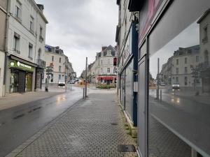 ショレにあるAu Citron Vert en hyper centre villeの建物が立ち並ぶ街の空っぽの通り