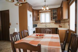 a kitchen with a table with a bowl of fruit on it at Villa Tonia in Klaïniánika