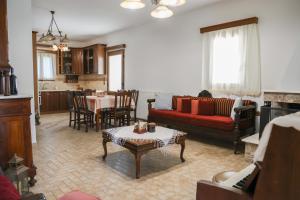 a living room with a couch and a table at Villa Tonia in Klaïniánika