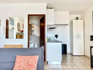 Kuchyň nebo kuchyňský kout v ubytování Voile de Mer 1 - Les Pieds dans l'eau, CLIM, Wifi, 2 personnes