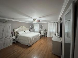 En eller flere senge i et værelse på Spacious Family Friendly Backyard Retreat