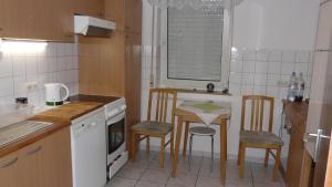 una pequeña cocina con mesa y sillas. en Pfalzsprung 42, 55543 Bad Kreuznach, en Bad Kreuznach