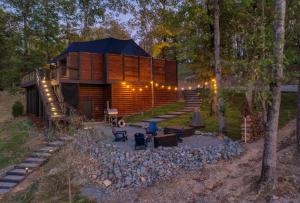 Zahrada ubytování The Covey Bluebird House a Luxury African Tent Retreat on stocked bass pond