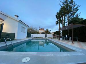 The swimming pool at or close to Apartamentos con piscina cerca playa