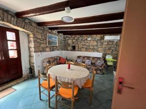 Ruang duduk di Charming home with pool in Barbariga