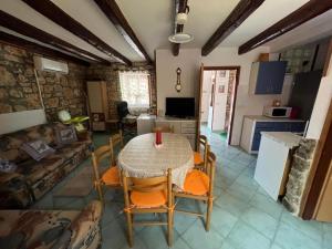 Televisyen dan/atau pusat hiburan di Charming home with pool in Barbariga