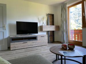 テヘンドルフにあるFerienwohnung beim Maxのリビングルーム(薄型テレビ、テーブル付)