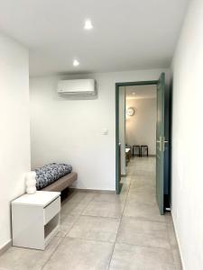 una camera con letto e corridoio di Joli RDC à 2 pas du centre ville ad Avignone Altre 4 foto