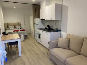 A kitchen or kitchenette at Apartamentos con piscina cerca playa