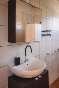a bathroom with a sink and a mirror at Pura Vida Aruba Appartement Palma in Noord