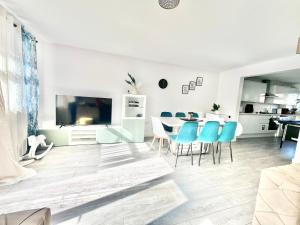 Η κουζίνα ή μικρή κουζίνα στο Luxury 3BR House with free parking and Hot Tub