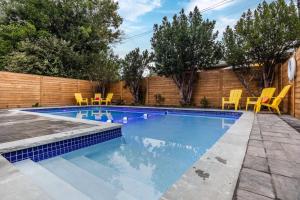 Φωτογραφία από το άλμπουμ του Modern Home Pool Still Open Two Fire Pits Free Parking Game Room στο Τορόντο