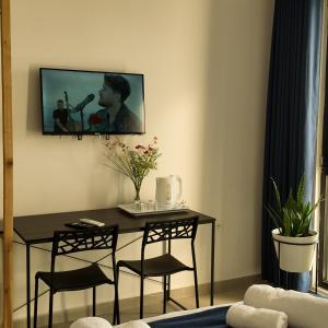 TV a/nebo společenská místnost v ubytování Bluemoon Retreat
