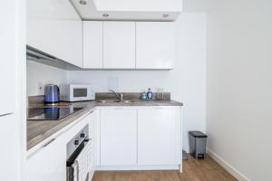 Η κουζίνα ή μικρή κουζίνα στο One Bed Apartment in Private Building Luton