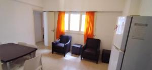 une chambre avec deux chaises, une table et une fenêtre dans l'établissement Depto Bolivar1 Centro para 4 personas, à Mar del Plata