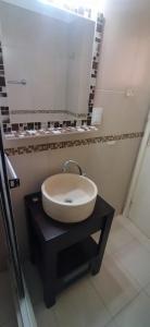 une salle de bain avec un lavabo et un miroir dans l'établissement Depto Bolivar1 Centro para 4 personas, à Mar del Plata