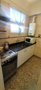 Il comprend une cuisine équipée d'une cuisinière et d'un évier. dans l'établissement Depto Bolivar1 Centro para 4 personas, à Mar del Plata