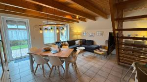 Χώρος καθιστικού στο Ferienhaus Maare & Meer mit Sauna Neßmersiel