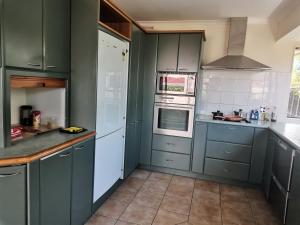 Kuchyň nebo kuchyňský kout v ubytování Half Moon Bay Ensuite room