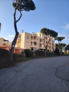 サンタ・マリネッラにあるSmile houseの大きな建物前の空き道