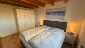 Ένα ή περισσότερα κρεβάτια σε δωμάτιο στο Ferienhaus Maare & Meer mit Sauna Neßmersiel