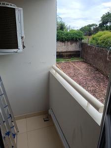 a window in a room with a view of a yard at Ap lindo e excelente localização in Teresina