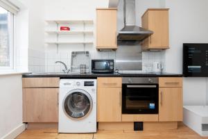 Kuchyň nebo kuchyňský kout v ubytování Elena Apartment + 7 fotografií