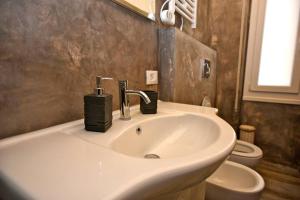 une salle de bain avec un lavabo et des toilettes dans l'établissement Smart House, à Gênes