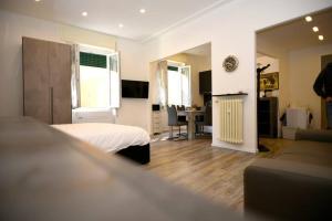 une chambre avec un lit et un salon avec un bureau dans l'établissement Smart House, à Gênes