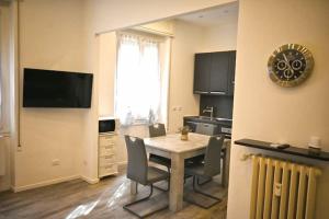 une cuisine et une salle à manger avec une table et des chaises dans l'établissement Smart House, à Gênes 2 autres photos