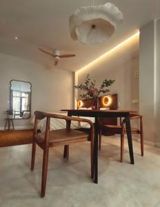 a dining room with a table and a bench and a ceiling at Pivote Flats-Playa B in Valencia +7 photos