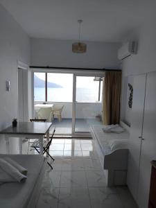 Postel nebo postele na pokoji v ubytování Kalymnos Platy Gialos Mousellis Makis Apartments
