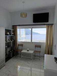 TV a/nebo společenská místnost v ubytování Kalymnos Platy Gialos Mousellis Makis Apartments
