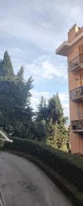 a winding road next to a building with trees at Il Balcone di Anna - Nervi - 65mq Bilocale in Genoa