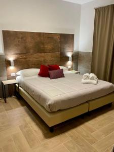 een slaapkamer met een groot bed met rode kussens bij San Silverio B&B in Rome