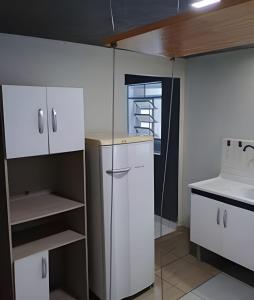Kuchyň nebo kuchyňský kout v ubytování Osascoflats - Flats Mobiliados no Centro de Osasco/SP