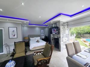 SandtonWaterfall City Guest Lodge的带床和壁炉的卧室