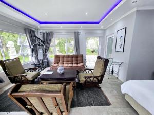 Waterfall City Guest Lodge的休息区