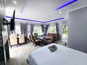 Waterfall City Guest Lodge客房内的一张或多张床位
