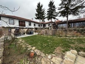 a large house with a yard with a yard sidx sidx sidx at The 3 Pines GuestHouse - Трите Бора in Dryanovo