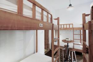Postel nebo postele na pokoji v ubytování Adhisthana Hotel Yogyakarta