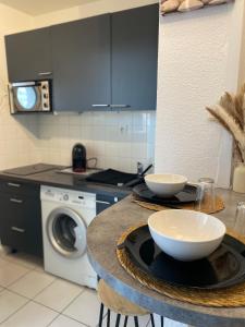 a kitchen with a counter with two bowls on it at Le calme à proximité de la mer in Canet-en-Roussillon