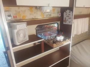a toy room with a fish tank and a microwave at Pousada e Camping Tio Wil in Extrema